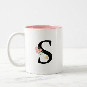 Caneca De Café Em Dois Tons Letra monograma S com flores aquarela buquê rosa
