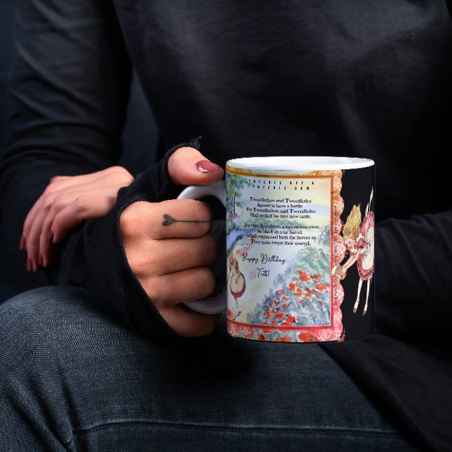Caneca De Café Em Dois Tons Letras de TweetleDee do Looking Glass (Criador carregado)