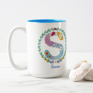 Caneca De Café Em Dois Tons Letras Flores Iniciais "S" com Nome Personalizado