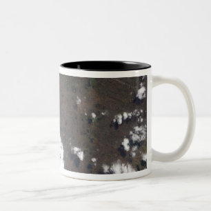 Caneca De Café Em Dois Tons Levantamento de plumas do vulcão Nyiragongo na RDC