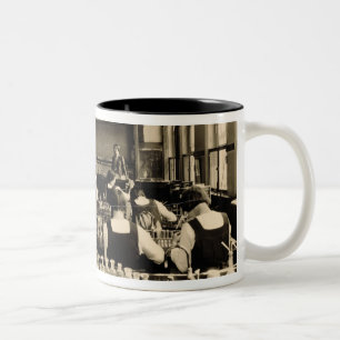 Caneca De Café Em Dois Tons Lição da ciência na escola secundária de Londr