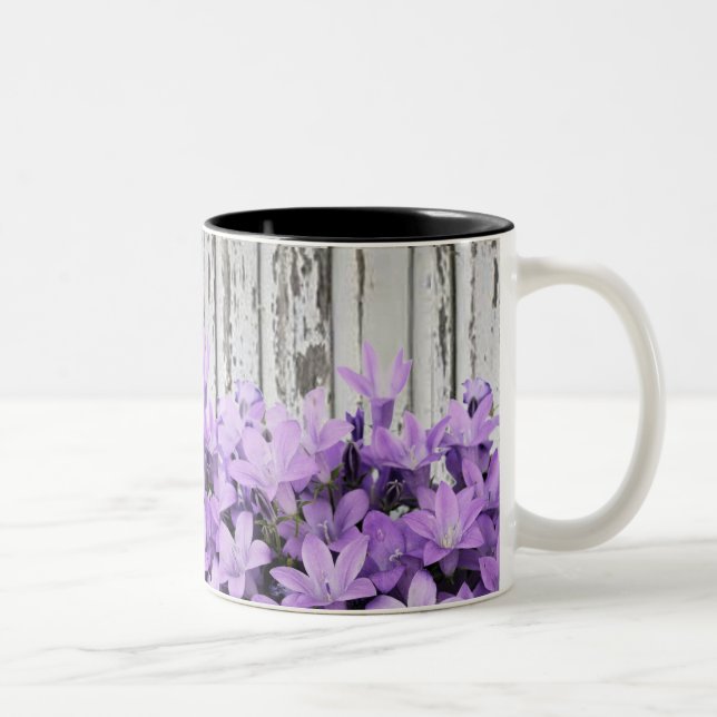 Caneca De Café Em Dois Tons Lilys roxo abstrato na cerca de madeira (Direita)