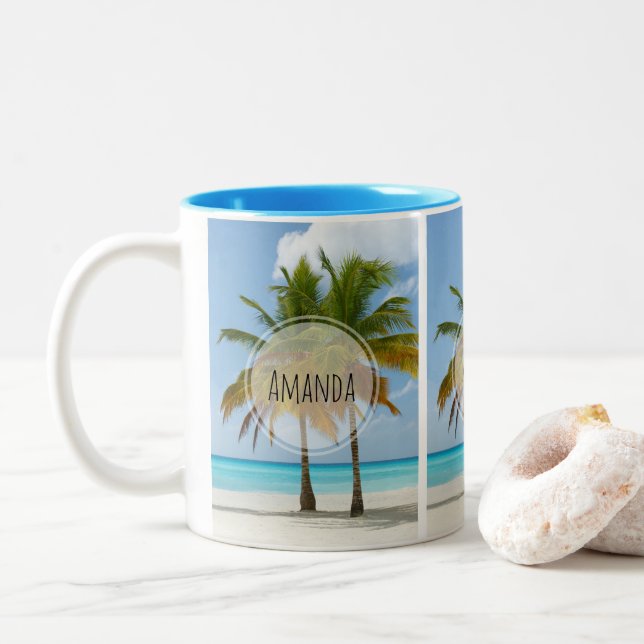 Caneca De Café Em Dois Tons Lindas Palmeiras em uma praia tropical (Com Donut)
