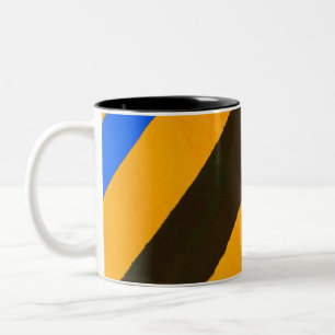 Caneca De Café Em Dois Tons Linhas coloridas
