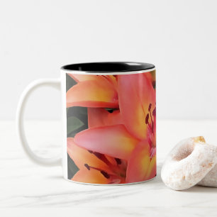 Caneca De Café Em Dois Tons Lírios De Jardim De Coral Artistático