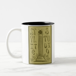 Caneca De Café Em Dois Tons Logotipo Brown StyliteStudio em uma caneca