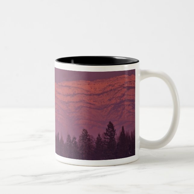 Caneca De Café Em Dois Tons Lua cheia nasce sobre a montanha Teakettle durante (Direita)