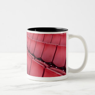 Caneca De Café Em Dois Tons Lugares vazios no estádio