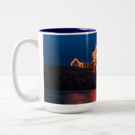 Caneca De Café Em Dois Tons Luzes de Natal no farol de Nubble no Maine