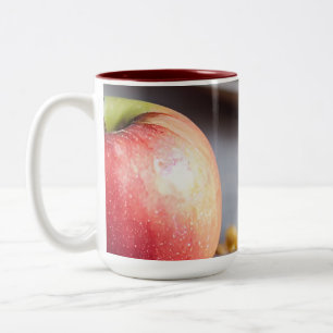 Caneca De Café Em Dois Tons Maçãs vermelhas frescas na mesa, migalhas de torta