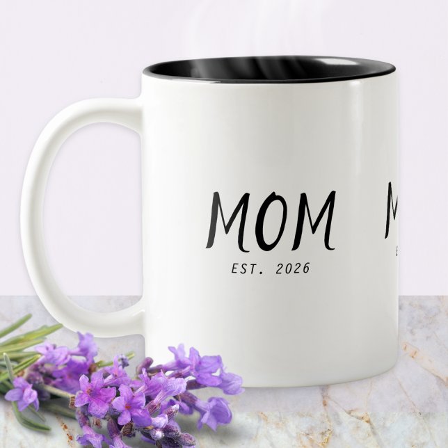 Caneca De Café Em Dois Tons Mãe Estabelecida Presente de Nova Mãe (A two-tone coffee mug with "Mom Est. 2026" in black text on white)
