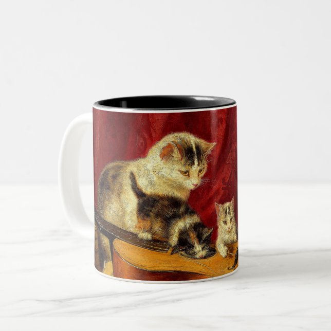 Caneca De Café Em Dois Tons Mãe Gato e Gatinhos Brincando com Violão (Frente Esquerda)