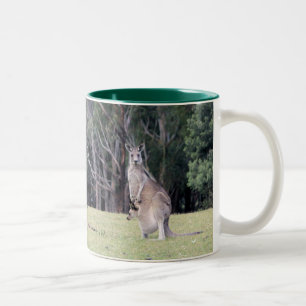 Caneca De Café Em Dois Tons Mãe Kangaroo com Bebê Joey em sua bolsa