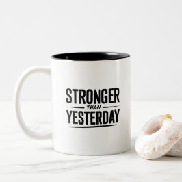 Caneca De Café Em Dois Tons Mais Forte do que Ontem | Citação Motivacional