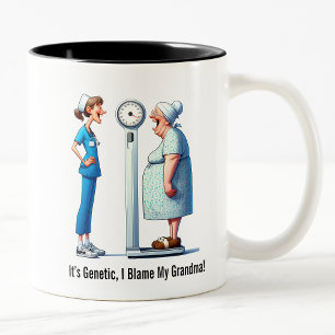 Caneca De Café Em Dois Tons Mais velho surpreendido vs. Escala de Mau