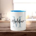 Caneca De Café Em Dois Tons Manchas Modernas de Script do Nome do Monograma Pe<br><div class="desc">Elegante e moderna caneca de café com seu nome e monograma personalizados em um design de caligrafia com letras de tendências em azul-claro e preto minimalista, esta design movida por tipografia faz um presente de excelente para colegas de trabalho, professores, treinadores, namoradas, namorados, esposas, filhas ou qualquer outro membro do...</div>
