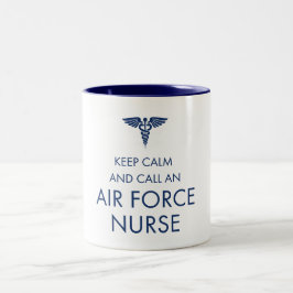 Caneca De Café Em Dois Tons Mantenha a calma e chame uma enfermeira da força