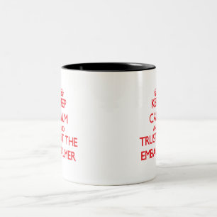 Caneca De Café Em Dois Tons Mantenha a calma e confie o Embalmer