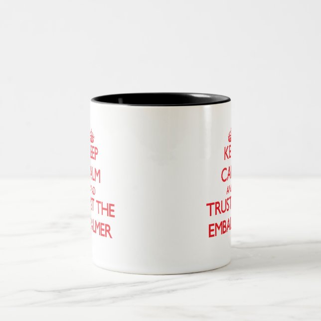 Caneca De Café Em Dois Tons Mantenha a calma e confie o Embalmer (Centro)