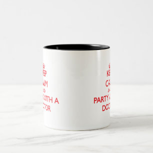 Caneca De Café Em Dois Tons Mantenha a calma e o partido com um doutor