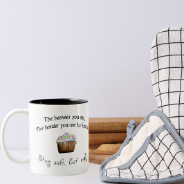 Caneca De Café Em Dois Tons Mantenha-se seguro, coma bolo