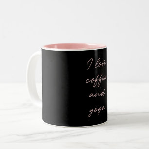Caneca De Café Em Dois Tons Manuscrito Mínimo Preto e Rosa Eu adoro café e iog