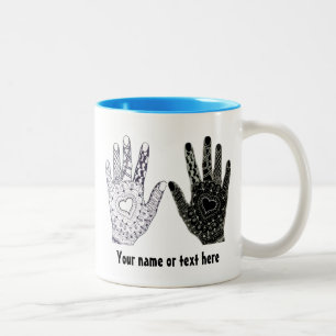 Caneca De Café Em Dois Tons Mãos Corações Desenhadas à Mão
