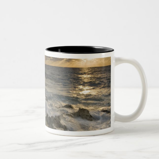 Caneca De Café Em Dois Tons Mar do Caribe, Ilhas Cayman. Ondas batendo 2 (Direita)