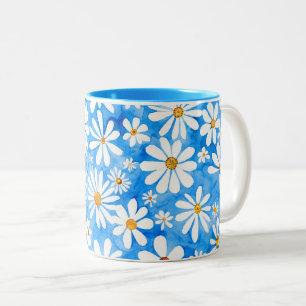 Caneca De Café Em Dois Tons Margarida branca em um fundo azul. Arte desenhada
