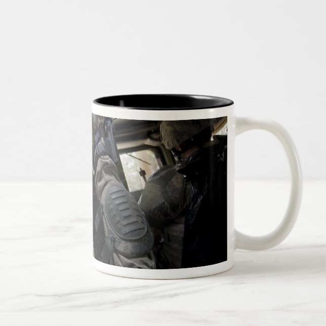Caneca De Café Em Dois Tons Marinheiros aprendem procedimentos de transporte (Direita)