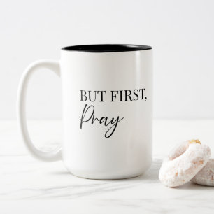 Caneca De Café Em Dois Tons Mas primeiro, reze tipografia cristã