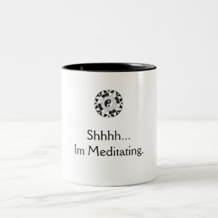 Caneca De Café Em Dois Tons meditação do café