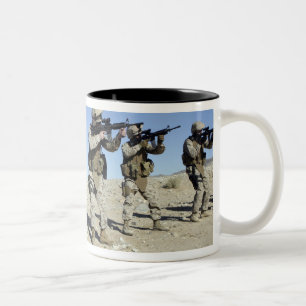 Caneca De Café Em Dois Tons Membros da equipa militares de Transistion