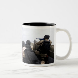 Caneca De Café Em Dois Tons Membros da visita, conselho, pesquisa