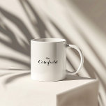 Caneca De Café Em Dois Tons Menina Negra e Branca Minimalista, Sra. Newlywn No<br><div class="desc">Esta mama de café nova noiva,  negra e branca,  é um presente perfeito para a noiva ou noiva ser para um chá de casamento rústico. O design apresenta uma bela fonte preta em um fundo branco para embelezar seu evento.</div>