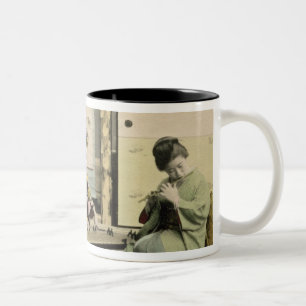 Caneca De Café Em Dois Tons Meninas japonesas que jogam a flauta, o "koto" e