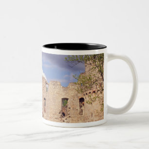Caneca De Café Em Dois Tons Meninas letãs em traje tradicional, cantando