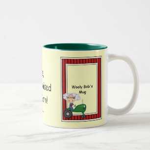 Caneca De Café Em Dois Tons Menino no trator verde - Barnyard do pátio -