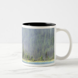Caneca De Café Em Dois Tons Meninos pescando de canoa com névoa em
