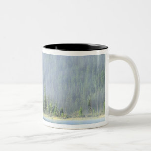 Caneca De Café Em Dois Tons Meninos pescando no Lago Waterfowl, Banff Nacional