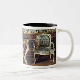 Caneca De Café Em Dois Tons Mesa de console e duas poltronas, 1745