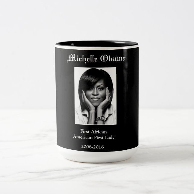 CANECA DE CAFÉ EM DOIS TONS MICHELLE OBAMA PRIMEIRA SENHORA PRETA (Centro)