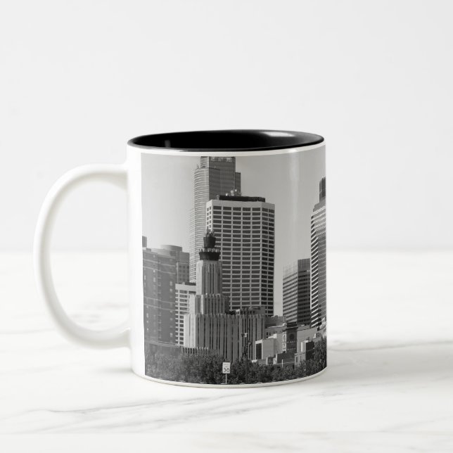 Caneca De Café Em Dois Tons Minneapolis - Linha Do Céu À Luz Do Dia (Esquerda)