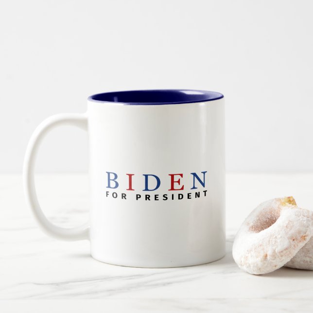 Caneca De Café Em Dois Tons Modern Blue Red Joe Biden para Presidente (Com Donut)