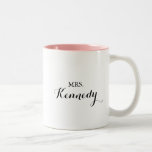 Caneca De Café Em Dois Tons Moderna Caligrafia Sra. Newlywn Node<br><div class="desc">Esta caligrafia moderna,  a mama de café recém-casada é um presente perfeito para a noiva ou noiva ser para um chá de casamento rústico. O design simples e elegante apresenta a tipografia de scripts clássicos e ricos em preto e branco.</div>