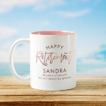 Caneca De Café Em Dois Tons Moderno Elegante com Rosa Dourada Retirada Feliz<br><div class="desc">Caneca de aposentadoria feliz moderna. Personalize com seu nome personalizado e outras 1 ou 2 linhas de texto personalizado,  bem como a opção de alterar a cor do dentro da caneca. Esta é a versão rosa dourada.</div>
