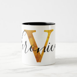 Caneca De Café Em Dois Tons Monograma do ouro "V" com nome personalizado