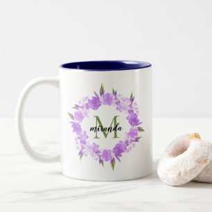 Caneca De Café Em Dois Tons Monograma floral roxo do nome da grinalda da