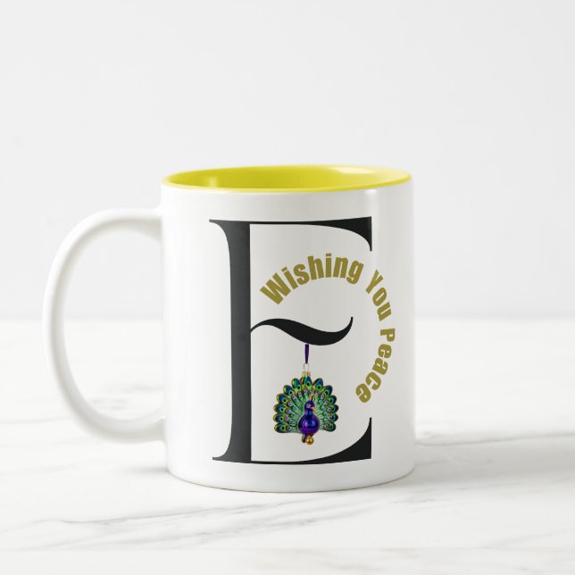 Caneca De Café Em Dois Tons Monograma - Letra negra E Peacock Desejando Paz (Esquerda)