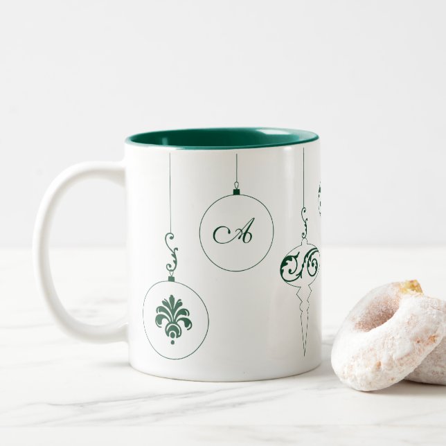 Caneca De Café Em Dois Tons Monograma Verde de inverno ornamentos Bauble (Com Donut)